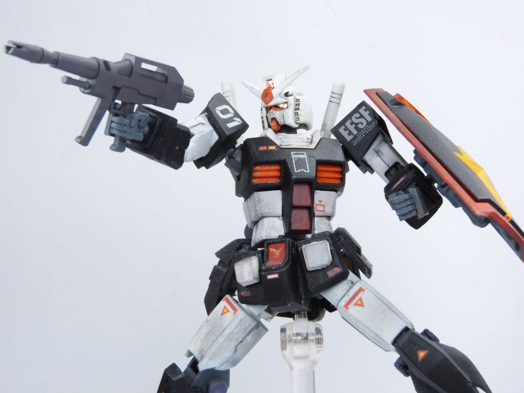 ビームライフルを構えたキメカット。EGガンダムはめちゃくちゃイケメンなのでこういうカットは様になります。カメラアイ関係にはラピーテープをカットして貼りました。