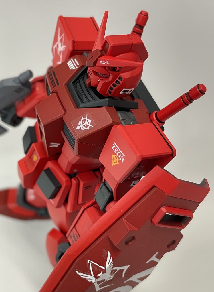 デカールは手元にあったジオン系のものをかき集めて貼りました。マーキングの仕方は連邦軍とは異なるはずなので、アンテナに文字を入れたり、太ももは縦にしてみたり変化をつけました。