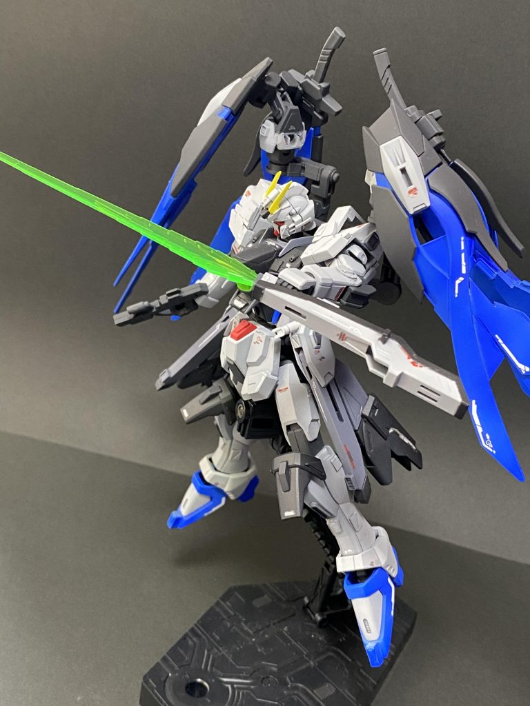 大型ビームソードビームの出力調整を抑えてビームブーメランとしても使用可能SEED系は機体からエネルギーを供給するので調整も出来るかな?っと思います。