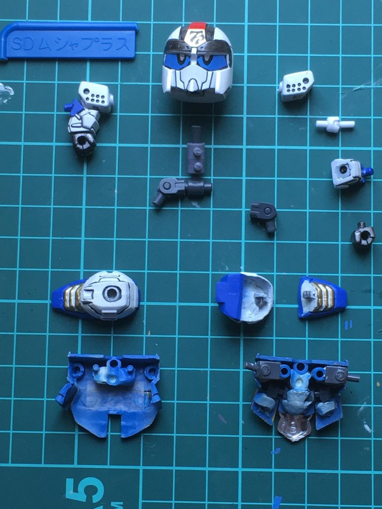 前回、百士鬼改の可動仕込みが参考になるとの意見をいただきましたので、可能な限りバラしてみました。前鎧下部はwaveのP-キャップで可動化しましたが、いまいちスムーズに動かず…結局マスキングテープで繋ぎました。拳はくり抜いて付属のポリキャップが入っています。