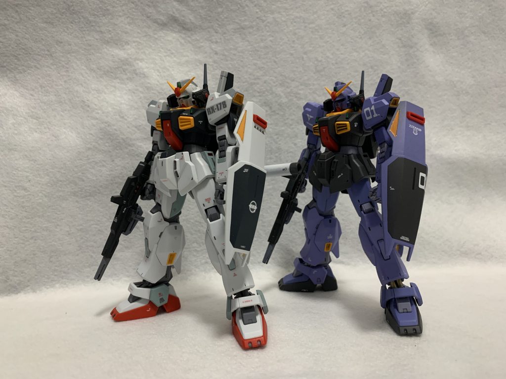 最後に過去に製作したエゥーゴ仕様と2ショット。閲覧、ありがとうございました(*_ _)