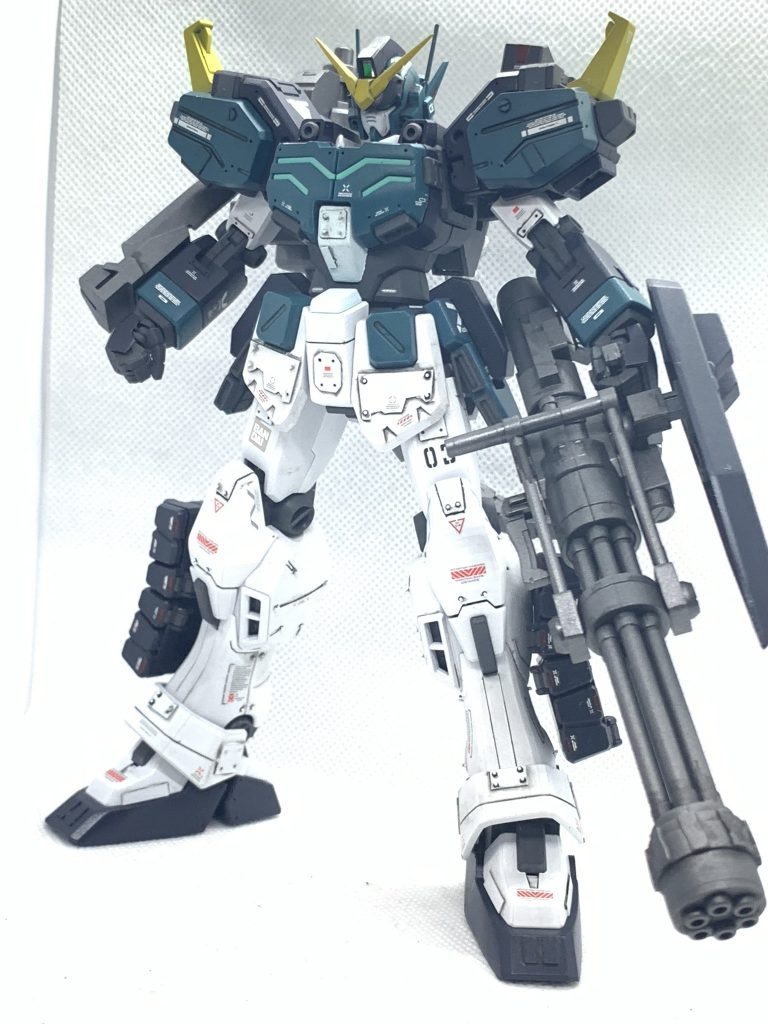 本当は汚すつもりなかったんですけど白に黒で墨を入れてしまい、とても不自然な感じになってしまったので思い切って汚してこの目立ってる感じを隠すことにしました。