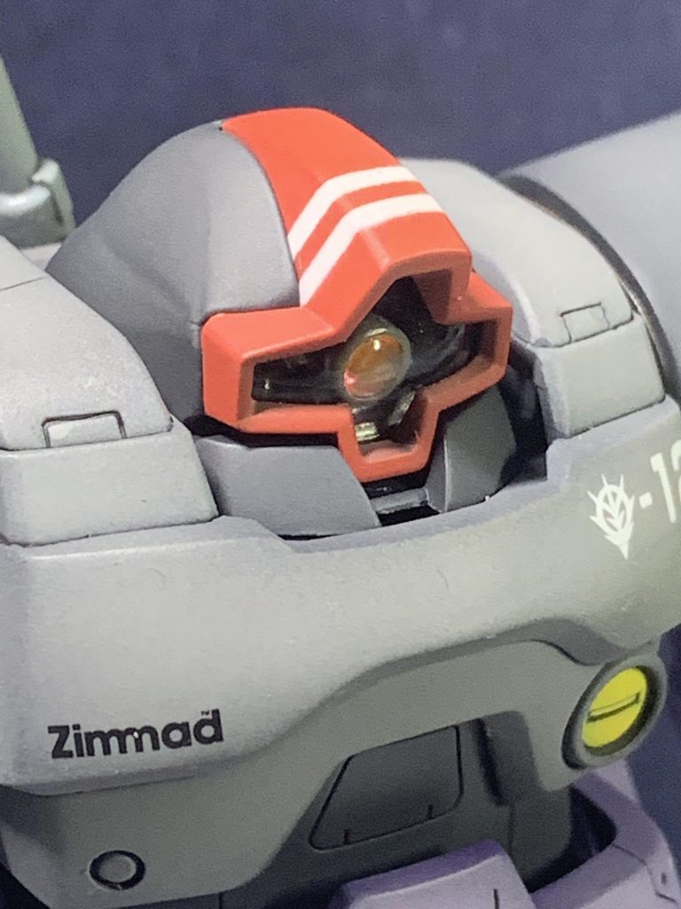 首も1ミリ程度上下幅を詰め、モノアイをhアイズに変更してます。