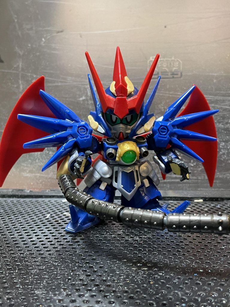 当初は騎士エピオンのように羽を付けようとしていましたがシンプルにマントに変更しました