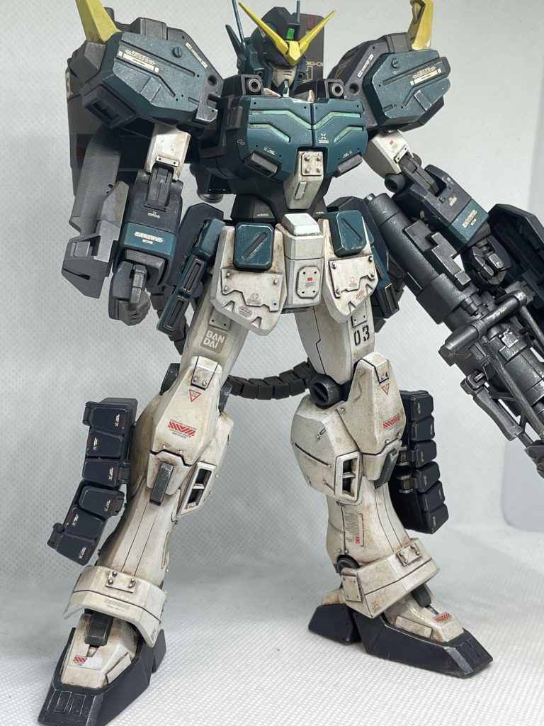 付属のドライデカールにバンダイロゴがあったのでふざけて右太腿につけてみたら引っ付いたのでそのままにしてます。なんかスポンサー背負ってる感あっていいですね。