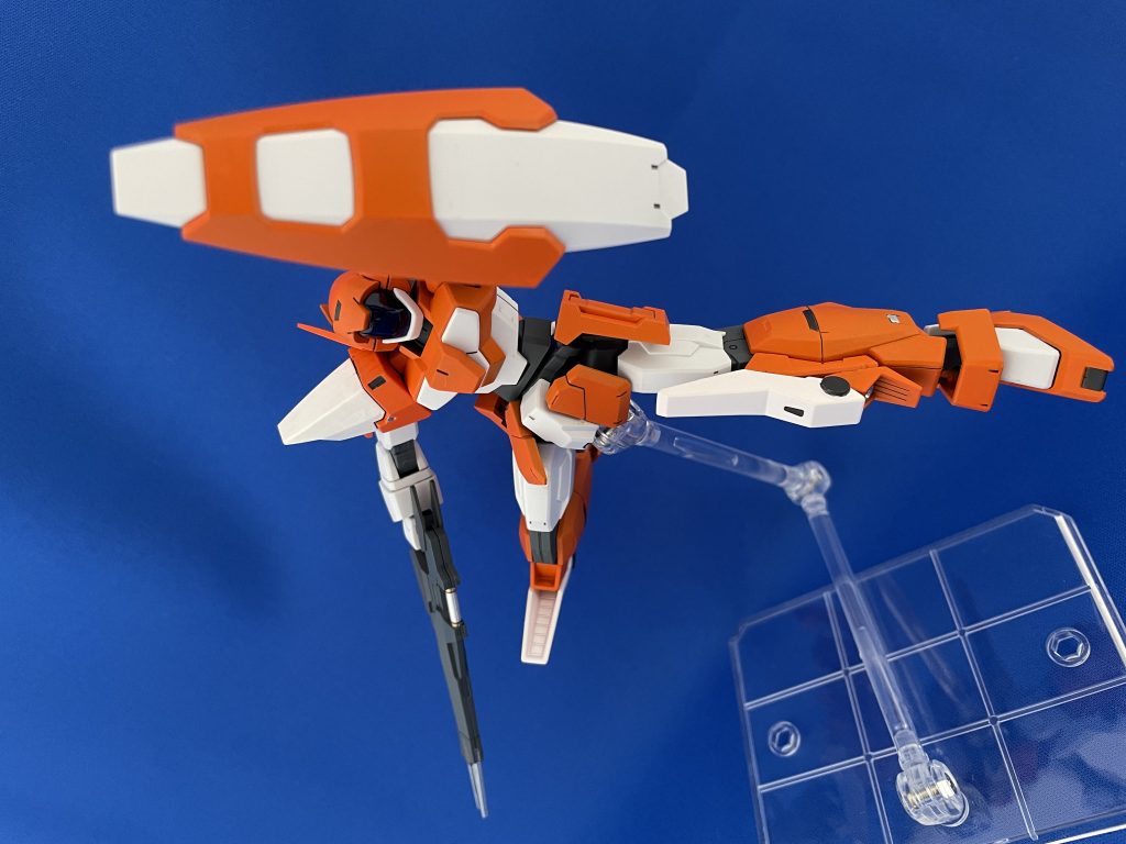スラッシュ&ディフェンス!アデル、素晴らしい可動域ですね。惜しむらくはシールドの取り付けが肘側にしかできずポージングが限られます。
