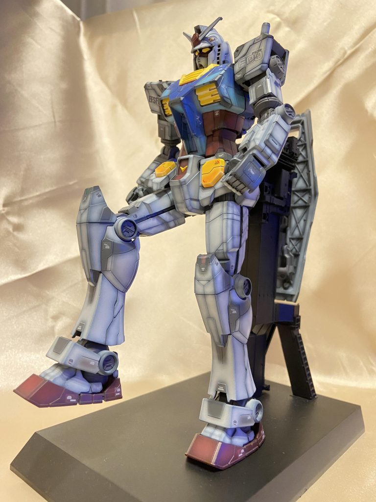 シールド、ビームライフル、予備のハンドパーツなど台座に収納できます