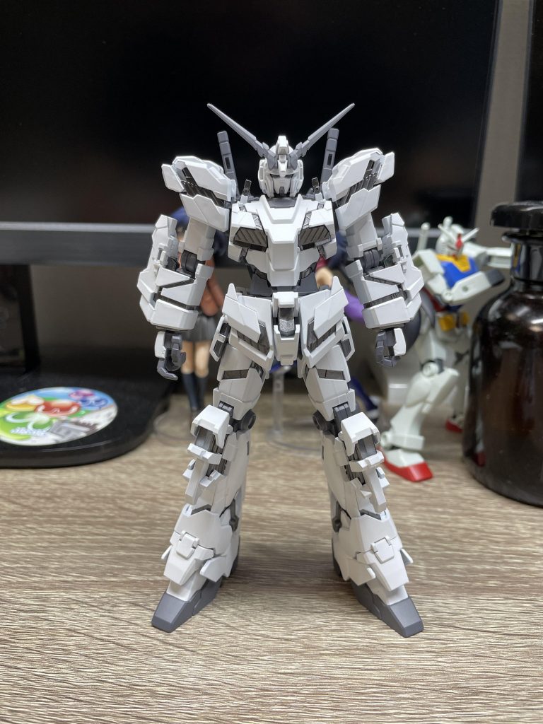 HGUCのユニコーンガンダムを塗装だけしてみました。基本的には2色に見えるようにしてます。よく見れば3色使ってるんですがね。使ったのはガイアノーツの、白、スターブライトアイアン、メカサフヘビーです。