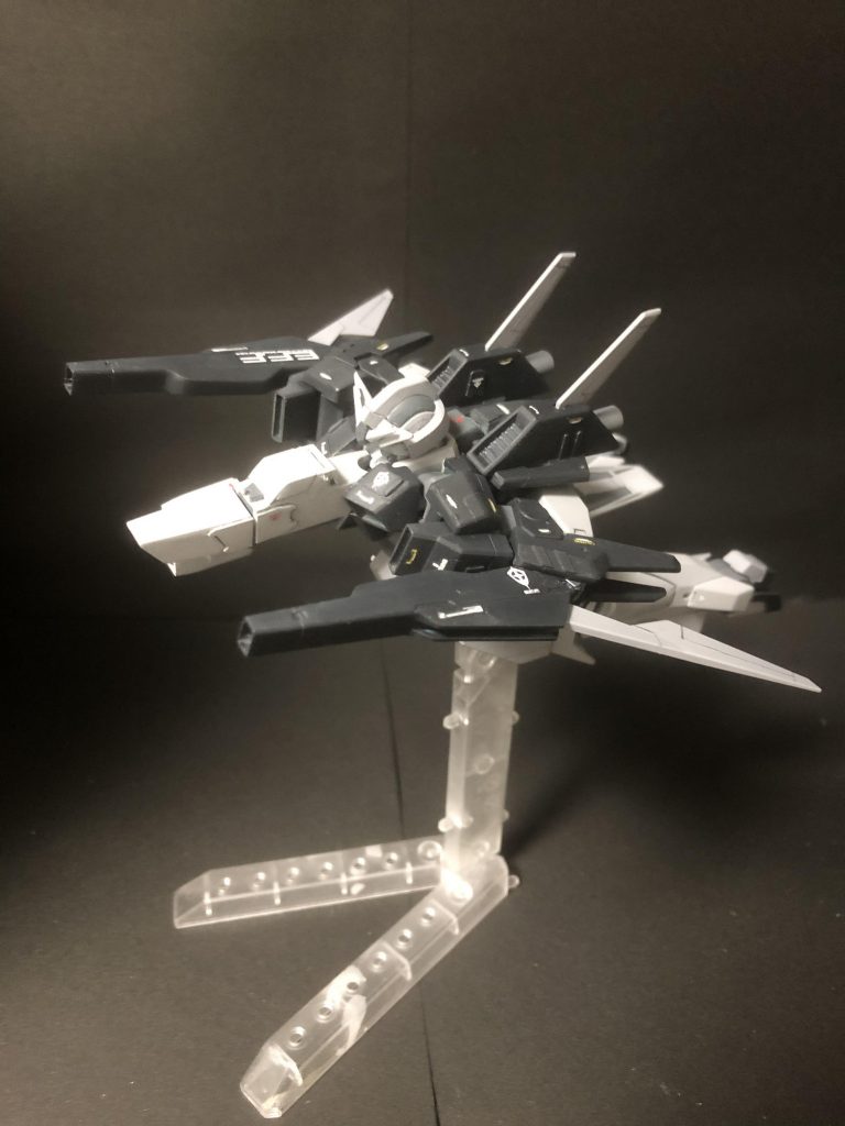 飛行形態です。パーツ差し替えなし。武装に頼らない。を目指してコクピットはVガンダムを参考に機首を畳む形をとりました。