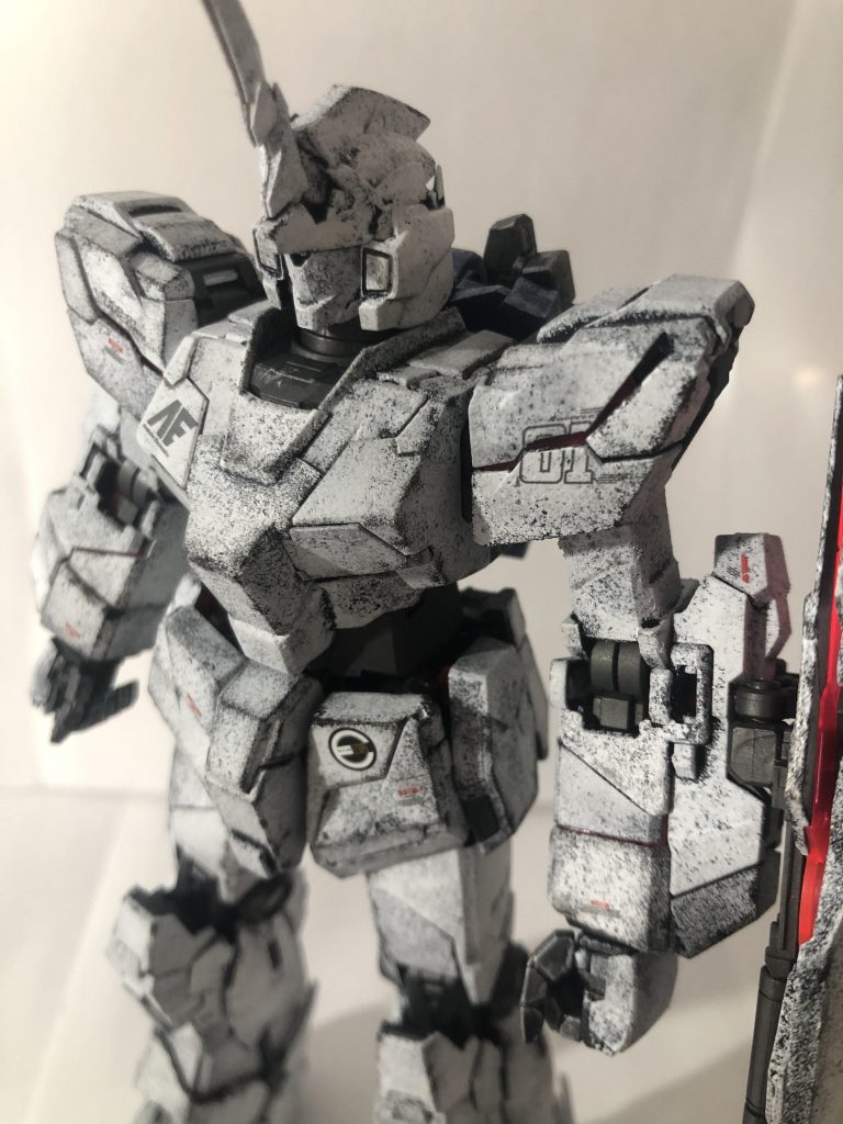 フロント部分です。デカールは適当です。許してください。全体としては、うまく角が強調できて良かったと思います。無塗装でチッピングだけしたら違和感だけでした笑