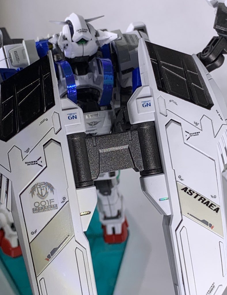 フェレシュテマークは昔の電ホビの付録から。type-Fになってますが、またトリコロールに戻したってことにさせてください(^^;妄想設定ではソレスタルビーイングとフェレシュテが共同開発して、フェレシュテが運用したって事にして両方のマークを入れてます。