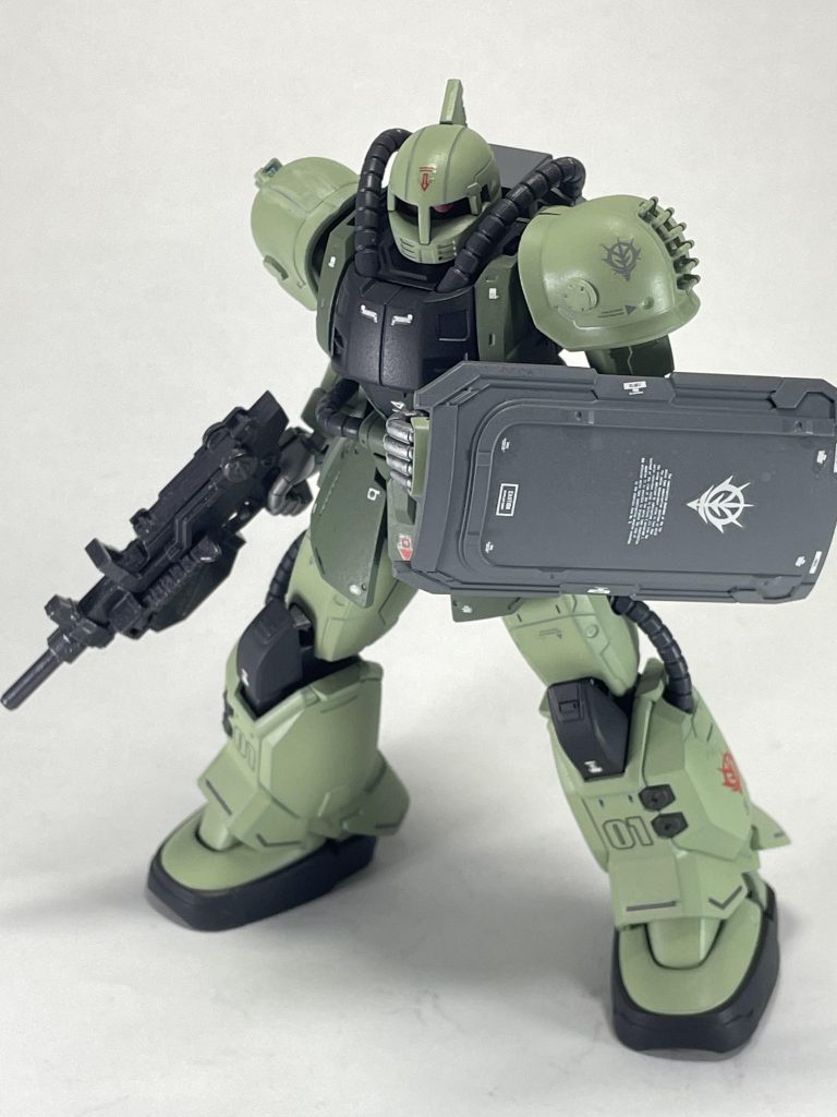 個人的にこの無骨なシールドが好き。ジオンのシールドってグフやゲルググなど、その機体ありきといった個性が強いのが多いので、このような量産型シールドは万能な感じで良いです。