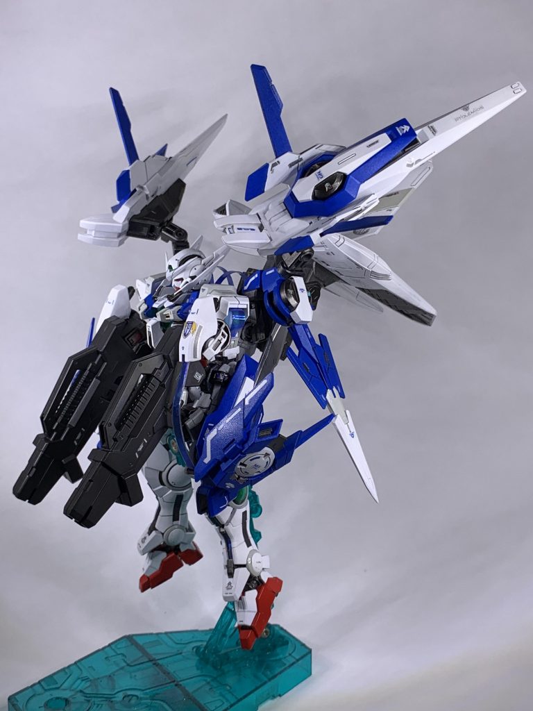 サイドから。HGエクシアのGNソード基部をベースにアストレアのプロトGNソードとダブルオーダイバーエースのGNドライブを装着してます。装備はアストレアtype-xフィンスターニスを意識してみました！