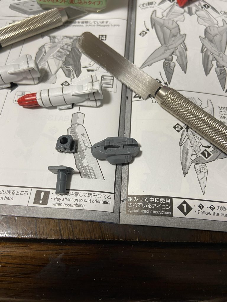 エクリプスガンダムに付属しているパーツを使いエアマスターのショルダーミサイルを装備出来る様にしました。