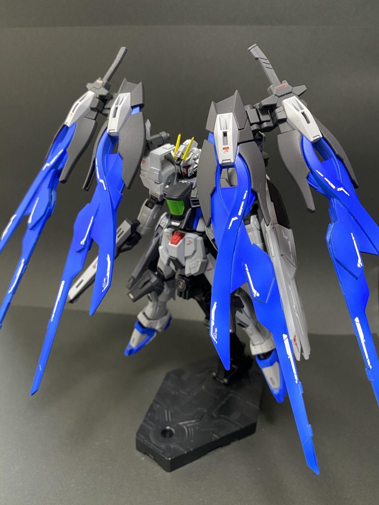 ゲシュマイディッヒ・パンツァー切り札として使う隠し兵装。ビームを屈折させることが出来る偏向装甲。ビーム兵器には強力な防御性能だが、エネルギー効率が悪く長期使用は出来ない。応用として水中戦闘も微力ながら可能。