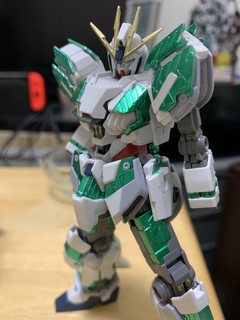 ナラティブガンダムのサイコフレームを緑に塗ってから普通に組み立て、接着剤でシェルパウダーをまぶして貼り付けています。