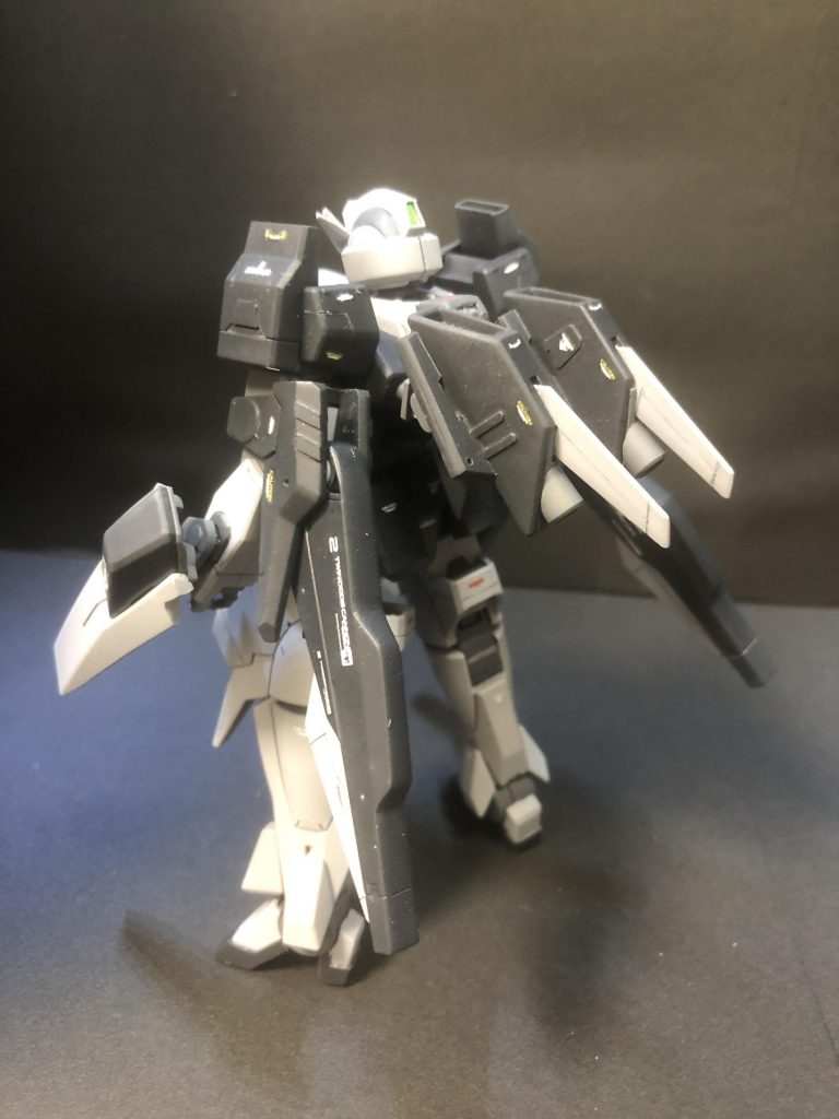 背面です。変形時に手首が隠れるように推進機をジャンクパーツでたしました。