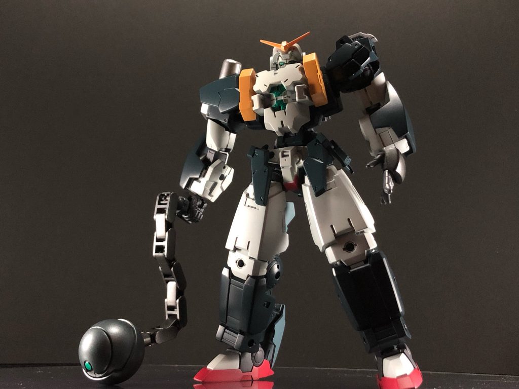 右腰に装備されているのはメタルウィップ。グラヴィティプーシュカを装備することによりボルケーノハンマーの完成。