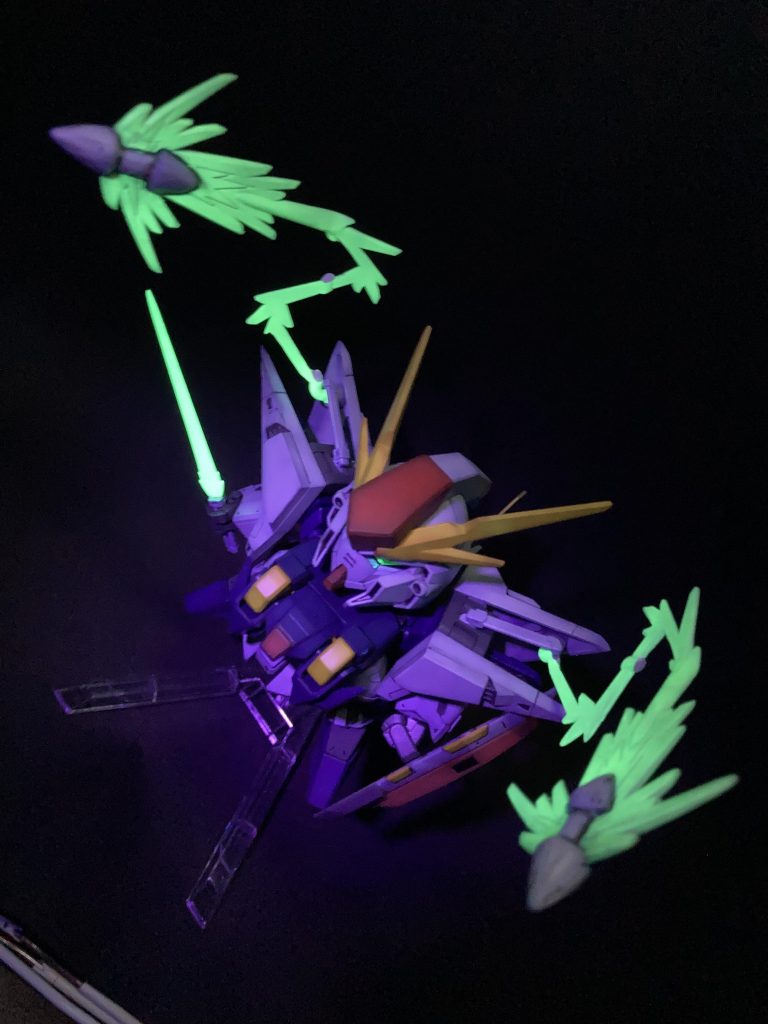そしてファンネルミサイルのブースト部分?も夜光塗料塗ってます。ミニメッサーとギャルセゾンも付属でSDながらボリューム満点のキット!ミニメッサーも完成したら上げたい所存です!非常に満足でした〜♨️(  ◜ω◝ )