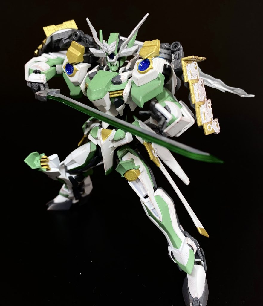 刀の刃部分はクリアパーツを使用しており、風の力で形成した刃というようなイメージで制作しています。