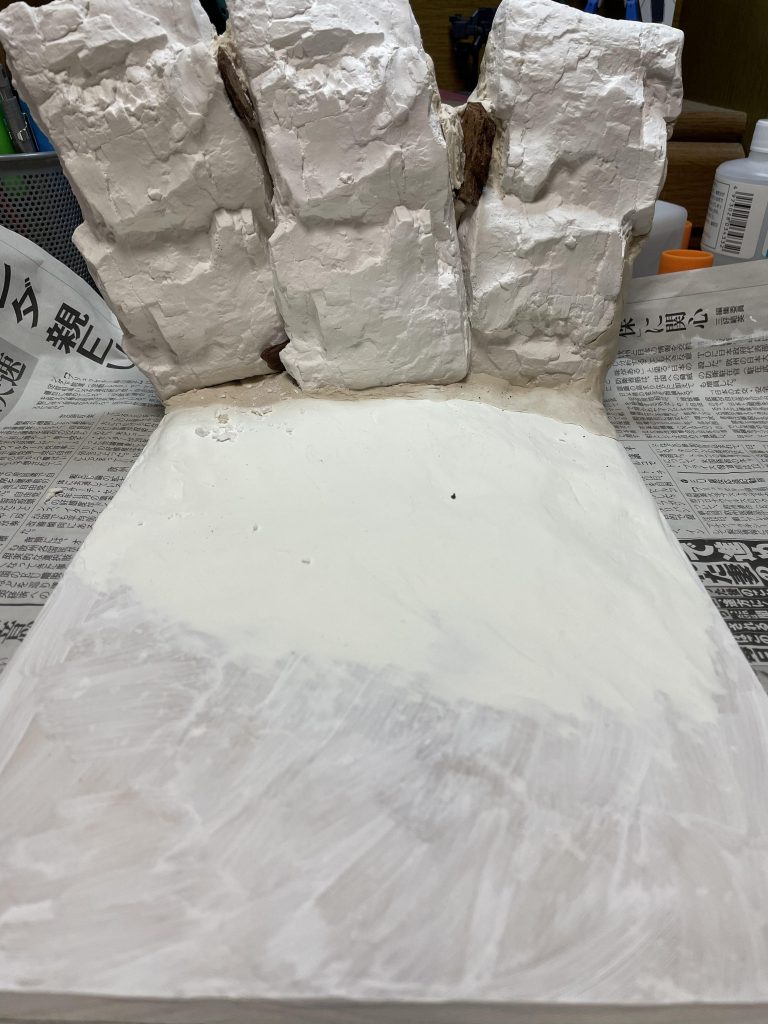 今回初めて試したことの1つで、石粉を使ったジオラマに挑戦しました売ってる型に流し込んで岩を作って、隙間を粘土とインテリアバークで埋めています