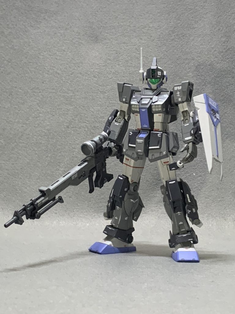 ジムスナイパーIIと同等以上のセンサーを装備し、スナイパーとしての性能も高い。強襲する際には2連ビームキャノンに装備を切り替えて隊長機をバックアップする。シールドは隊長機と同型のものとジムのシールドをTPOに合わせて使い分ける。