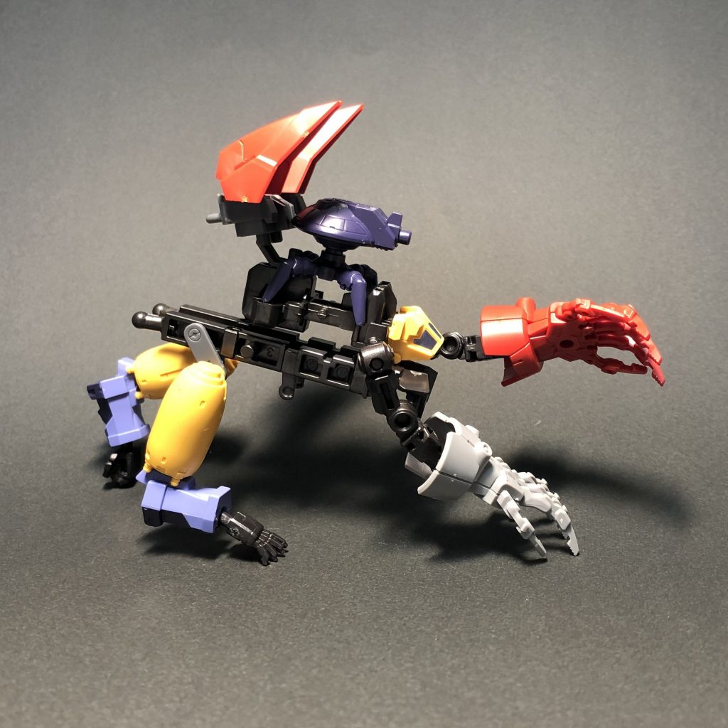 どこがガンダムなんだと言われそうですが、骨組みに利用しているのが、Gフレーム(食玩)で余った無可動ハンガーです。(ちなみに接着剤は一箇所も使っていません!各所、奇跡的に凹凸が噛み合いバランスしました)