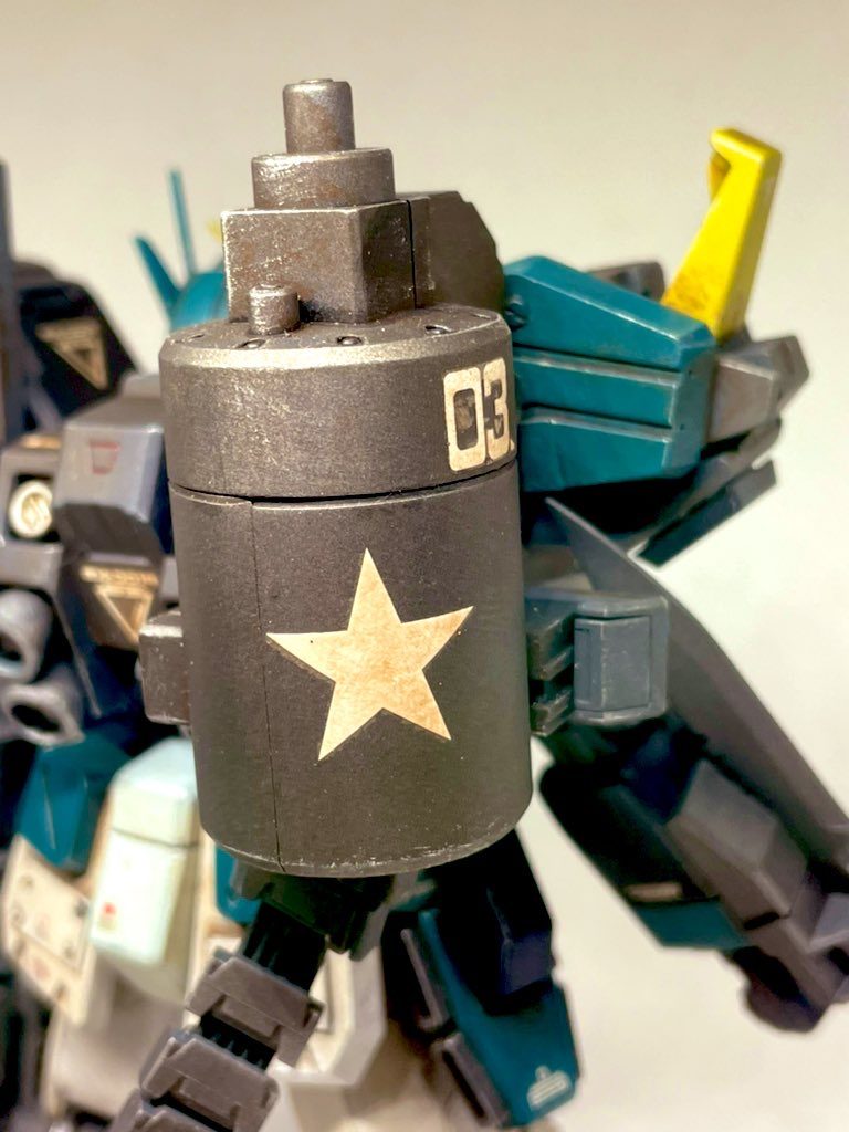 後ろに背負ってるタンクにシャーマン戦車を使った際に余ったデカールを貼ってます。なんかスケール感が少し出てきていい感じ