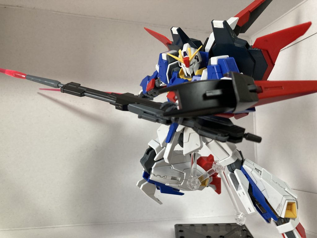 ロングビームサーベルもちろんビームライフルをロングビームサーベルにすることもできます開き手とビームライフルがピッタリハマるので加工せずともこの状態に出来ました