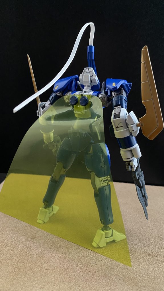 　本機は、ビームマントを展開することができる。軽量、紙装甲の機体ではあるが、これにより防御性能はすこぶる高い。後に、自称メカニック担当のELダイバー「ハマー」により、両腕に高速戦闘時の射撃時安定の為の、ブレードタイプのフェアリングが装備された。ヒートブレードとしても使用可能であり、咄嗟の際の近接格闘にも対応可能となった。　では次に、レンマーツオの最大最強火力の