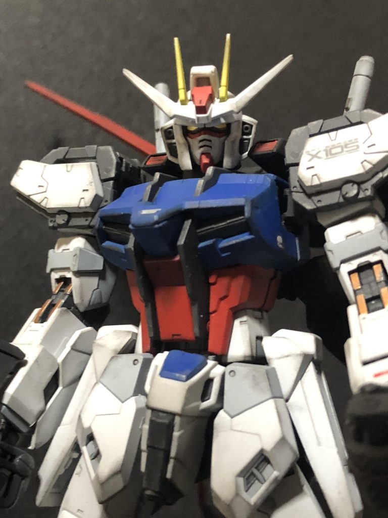 どうもポージングさせたときの腰アーマーのバランスが悪いです。デカールはあまり貼らない方向で。