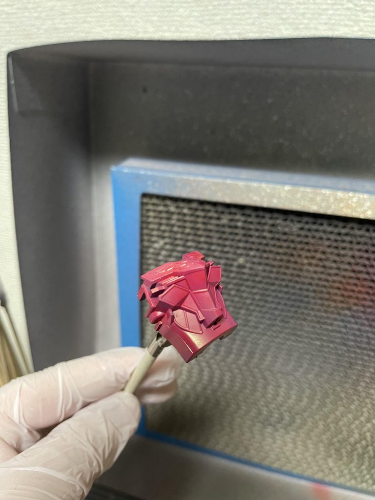 全体塗装にはエアブラシシステムを使いました。ガンダムブラックがよく剥げるので一度塗装しその後トップコートを吹くの繰り返しをしながら塗装しました。