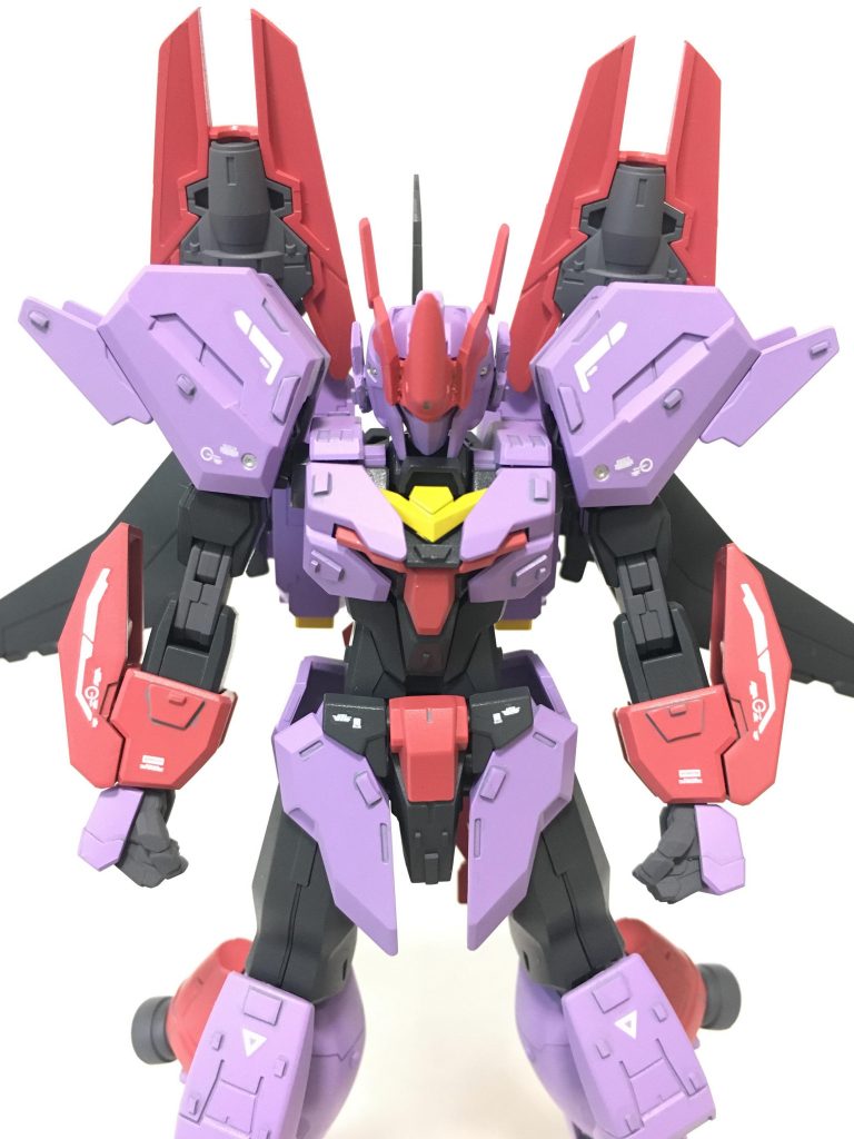 今回、プラ板でのディテールアップを多めに取り入れてみました。セイラマスオさんの作例を参考にしています。頭部は百式をベースにジャンクパーツを切り貼りして形にしました。