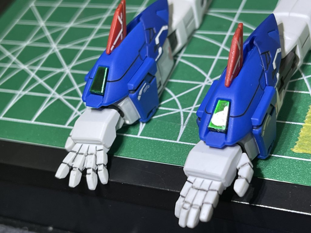 前腕のクリアパーツは塗装が剥げました。その後シールで妥協しました。
