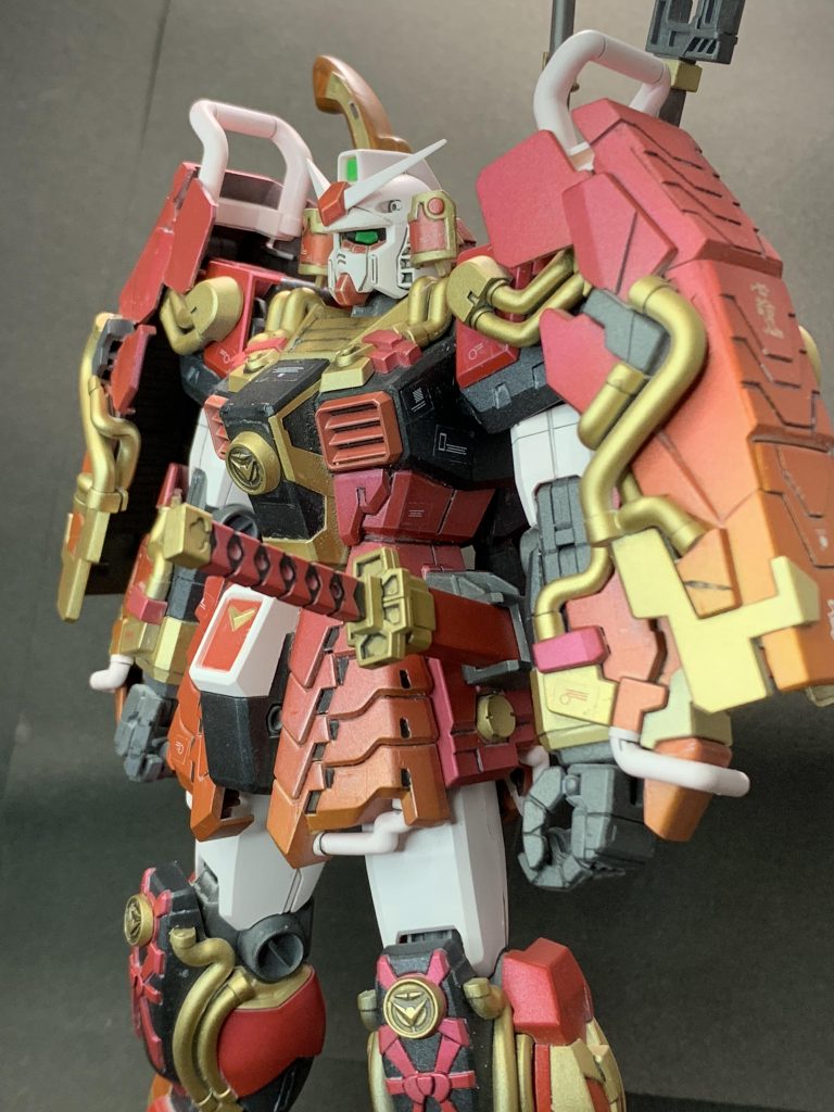 斜めから少しアップ実は黒パーツと赤パーツにはクリアを吹く前にうっすらパールを吹いていたのですが、重ね吹きが足りなかったようであまり効果が出なかったのは残念。