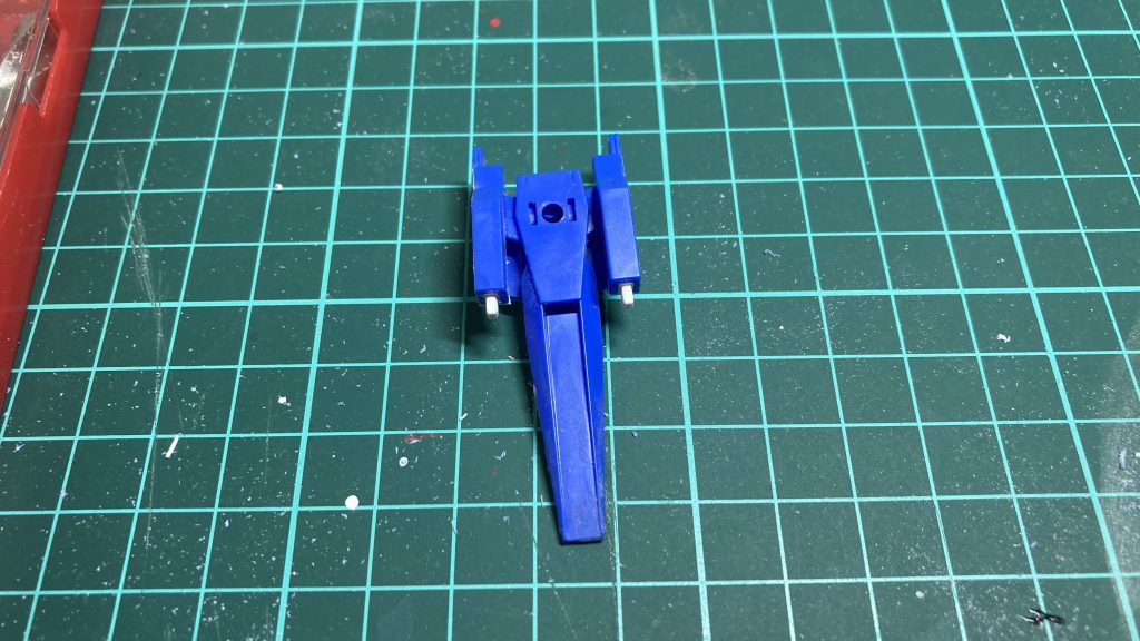 AGE2の元々のリアスカートをサーベルラックをカットして写真のように接着ここまでは破損前と同じ工程です