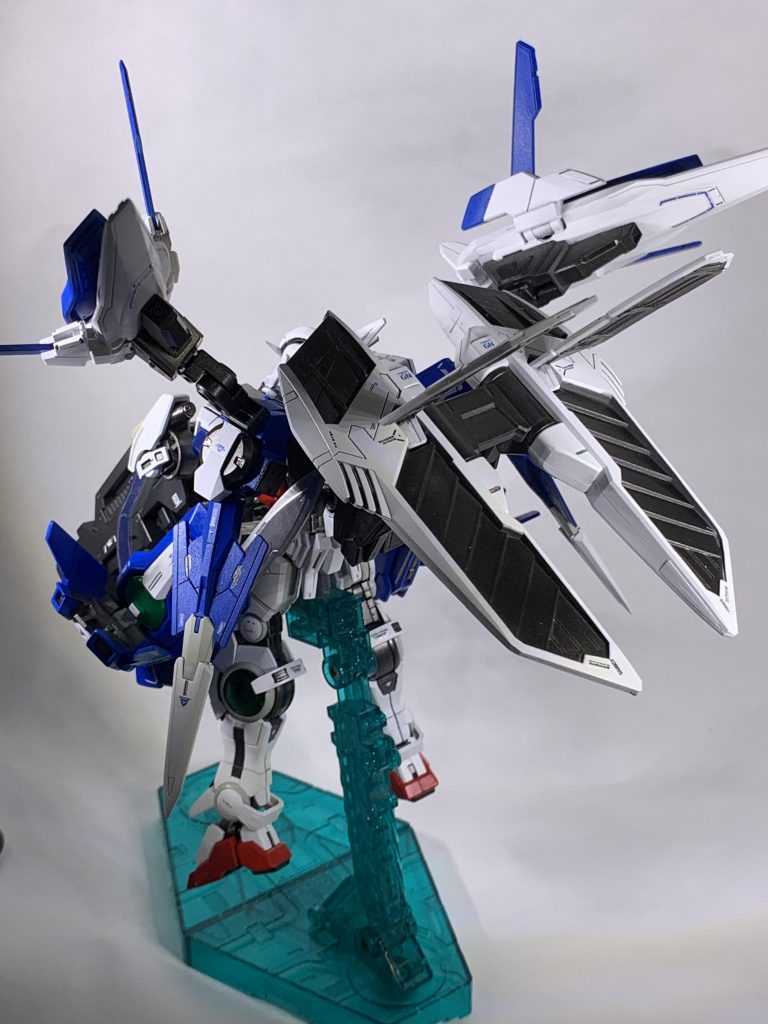 背面。スローネドライのGNステルスフィールドは粒子撹乱用ではなく、GN粒子が過剰供給された場合に急速放出するための装備ってイメージです。元のHGが結構ディテールも良かったので特に手は加えてません。