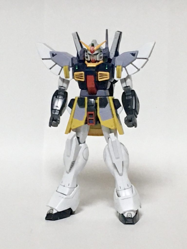 ブレイブハートガンダム、正面。最初に改修を受けた状態。その手足には素材の異なる部品が多く使われているが、これは予備の部品の生産終了に加え、エゥーゴやカラバとは異なる反政府組織からの支援物資を採用した結果であり、独特のデザインを形成している。