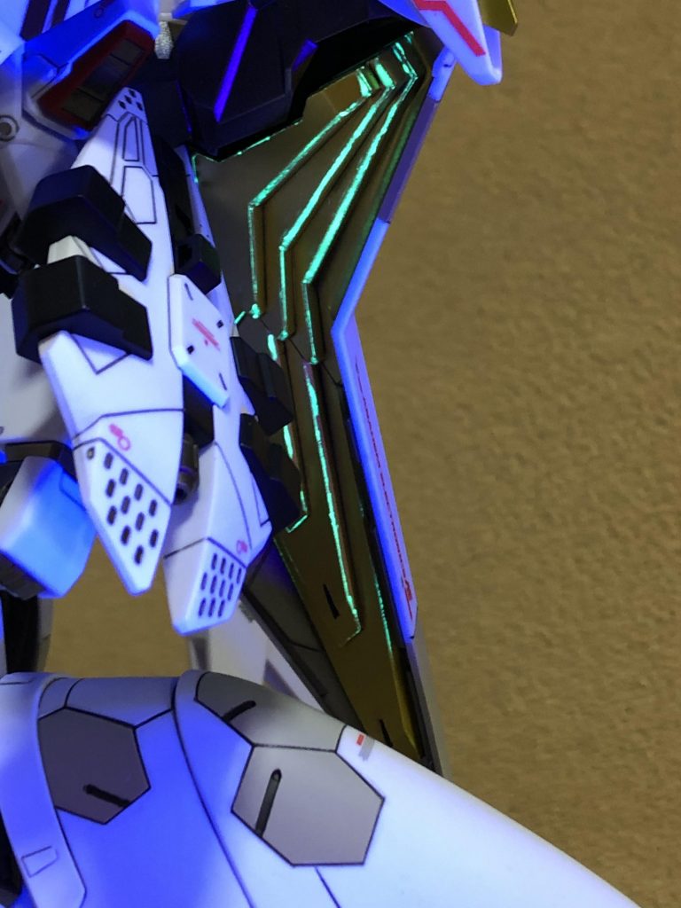 ミノフスキークラフトは黄色の蛍光ペンでエッジ部をなぞり、ブラックライトに反応するようにしてあります。