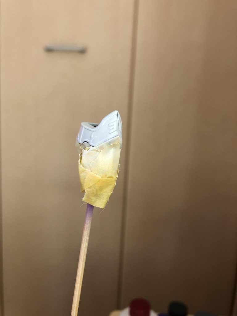 エングレは、ラッカーの上にエナメルを吹いて、拭き取っています。