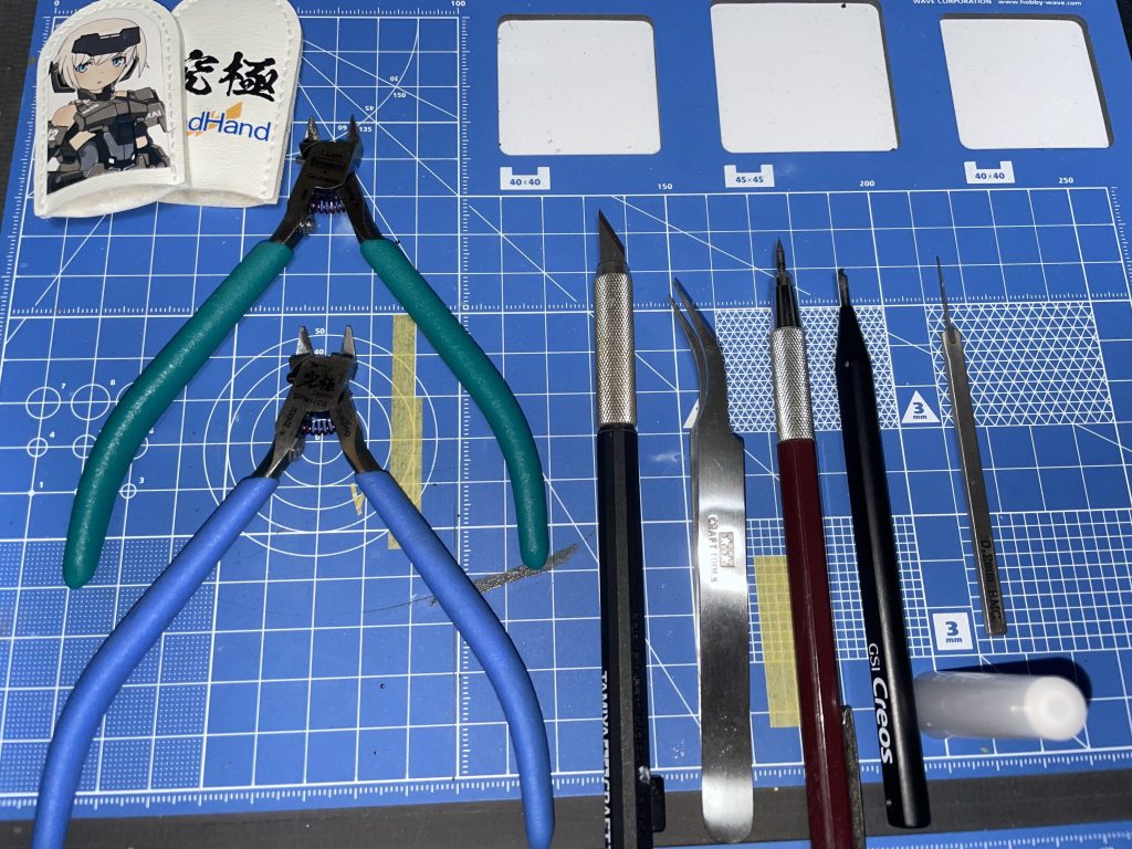 パーツの切り出しや、シールの切り貼り、モールドの彫り直しに使用した道具です。ニッパーはランナーから切り離す時と、ゲートをカットするための時で分けて使ってます。