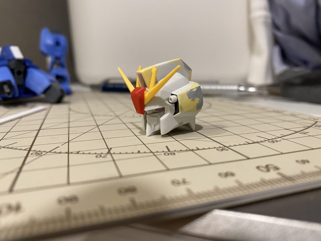 頭部の改修途中の写真です。悩みましたが、マスクを小さく、頭頂部と後頭部を大きくしました。このあともう少しだけ頭を大きくして顎を少し削りました。