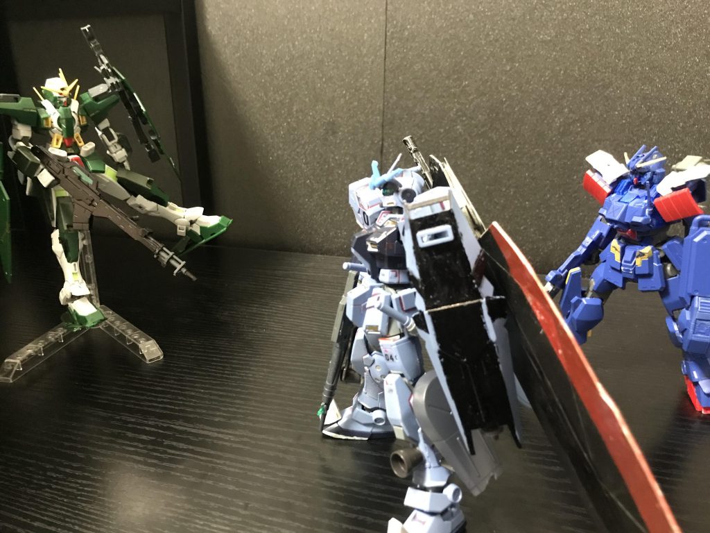 ストカス「浮けるのずるいなー」デュナメス「100年の結晶なわけ」ステス「前見ろよぉ！敵にぶつかったらどうすんだよ」