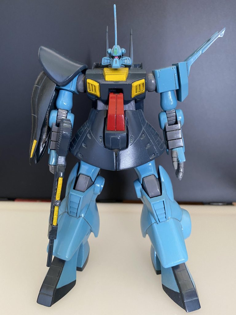 胴体は腹部〜腰回りを新造し、股関節をボールジョイントに変更。左手はキットを基にエポパテで。通常は横から脛を挟み込んでいた足首に入っているポリキャップを縦にして脛側とボールジョイントで接続して脚の長さを変えてみました。