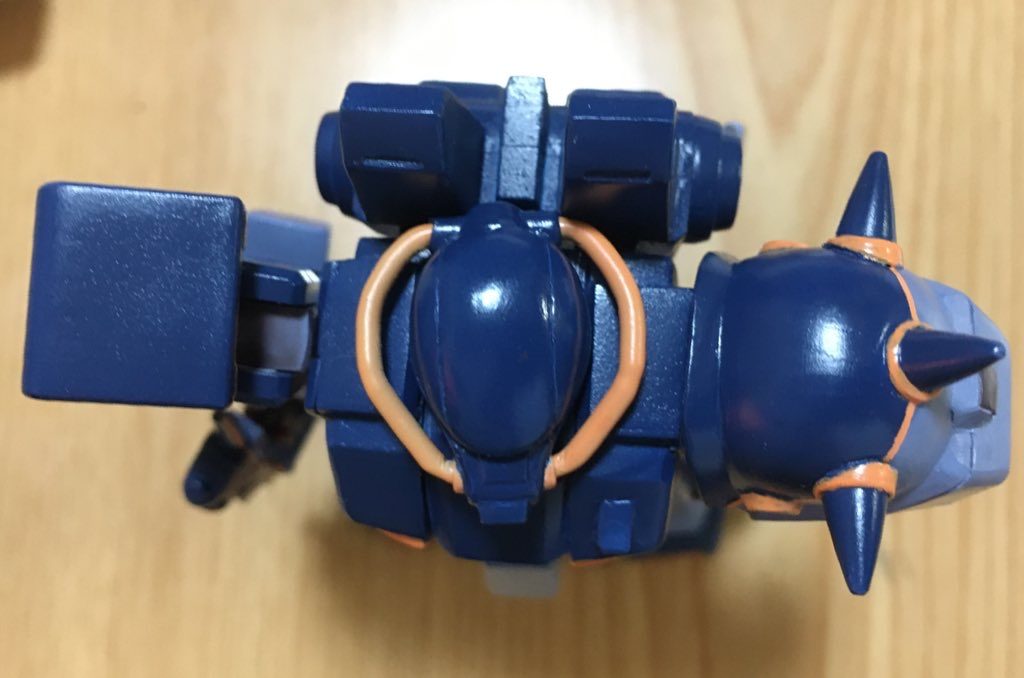 上から。肩のラインは筆で塗りました。最も緊張した部位です。少し荒いですが見る分には分かりませんね、多分。