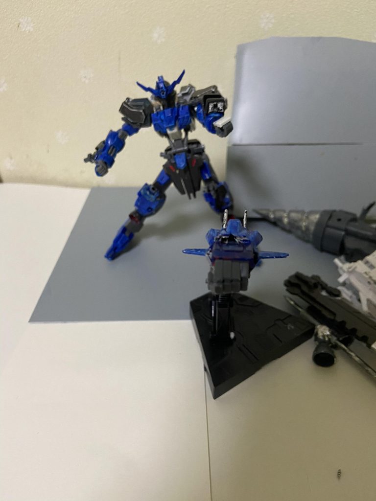 ロケットパンチロマン武器の代表とも言える武装AMAとは別にヴィダール本体に取り付けられている、そのためAMAなしでも使用可能、タイプロマンスなら数少ない遠距離武装だがこれまた一発限り。以上ヴィダールタイプロマンスでした、元々重武装だったこの機体ですがさらに重武装になってしまいました、ちなみにAMAの元ネタは某ライトノベルのアレです、実物とは違うと思いますが元ネタでもドリルとパイルバンカーは男のロマンと言われていたのでせっかくなのでやってみました。