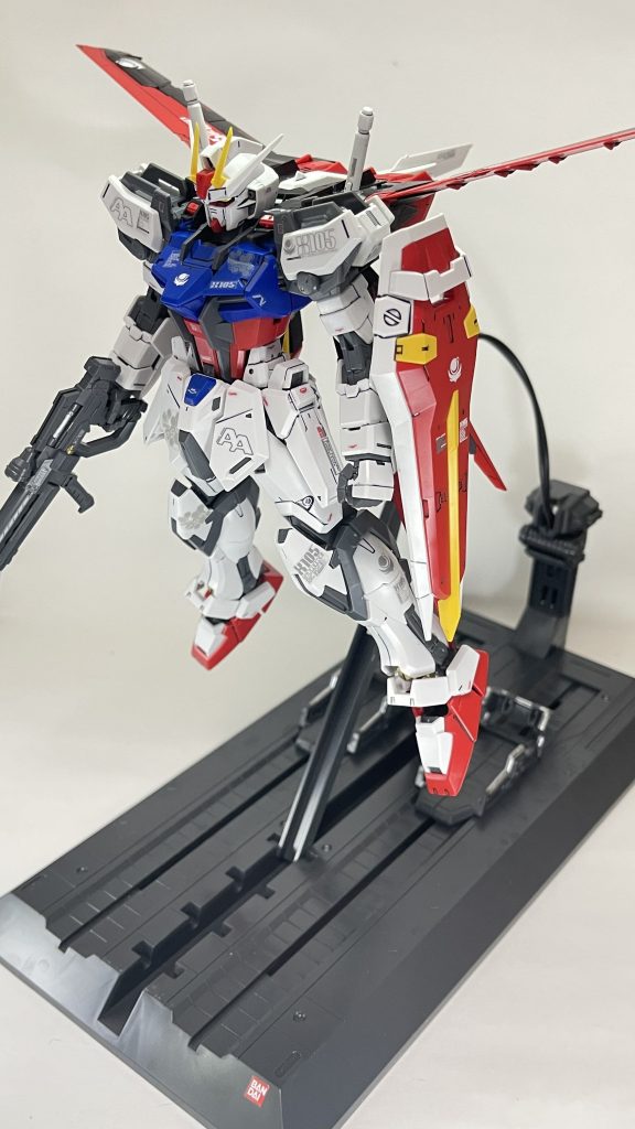 カタパルト型の台座がキットに入っているので、ストライクガンダムの発進シーンを再現することもできます。ん?おや…