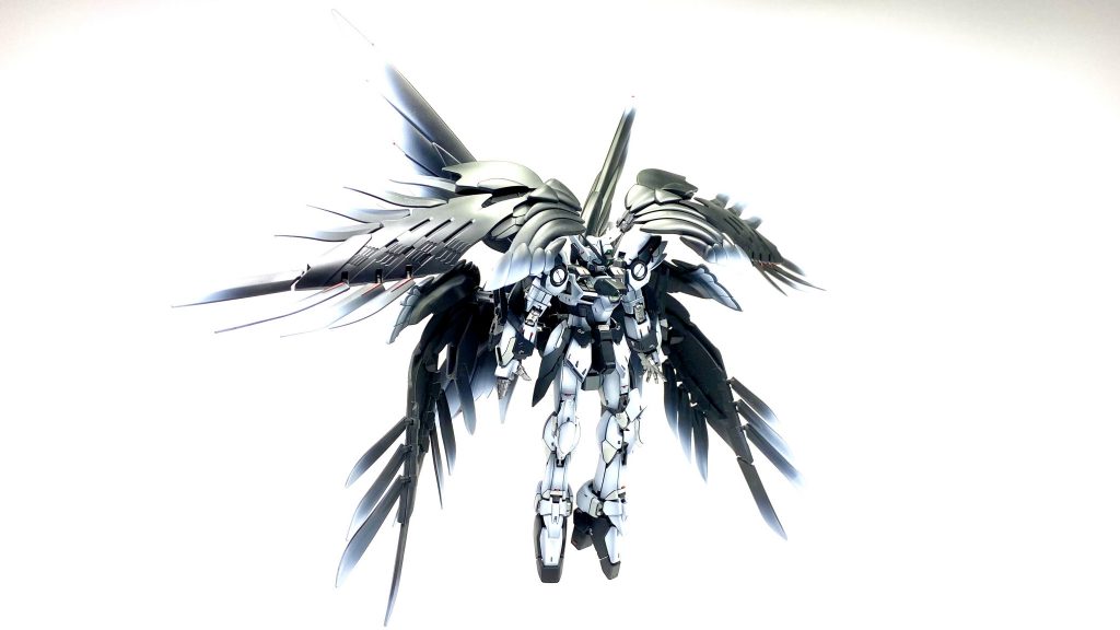 羽根は黒下地にホワイトでグラデーション塗装しています