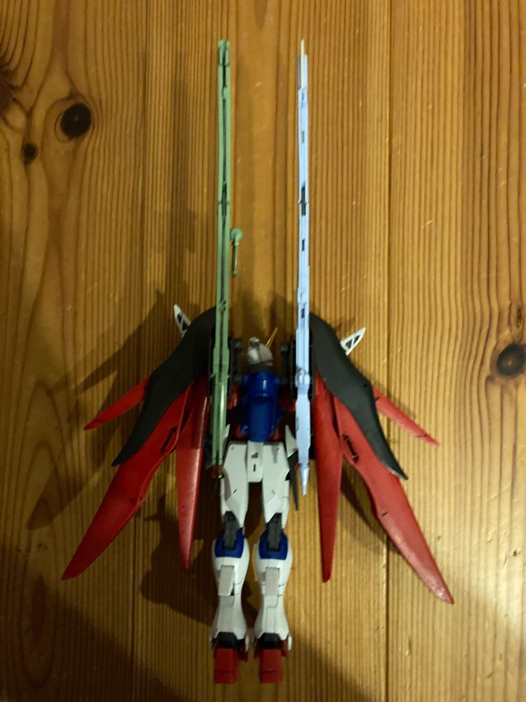 分かりづらいが、ウェポンラックが左右逆になっているのが分かるだろうか。こうしないとうまく伸ばせないのです。