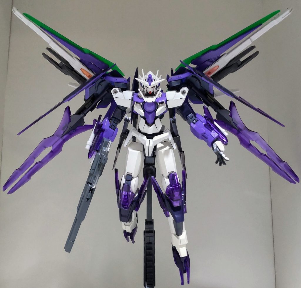 U(ウルティオ)バースト背部バックパックを展開することで発動するバーストモードGN粒子がフレームと機体中のクリスタルパーツを媒介として展開され、機体性能が大幅強化される。その上昇値はトランザムの数倍とされているが、「直列型ツインドライヴ」の可能性は未知数であり、完全同調したオリジナル太陽炉を使用した場合、OOクアンタのクアンタムバーストと同等の力を持つとされる対話のためのクアンタムバーストとは対称に、戦闘に特化させたバーストモードではあるが、搭乗者は「対話」と「戦闘」その支社選択を試される